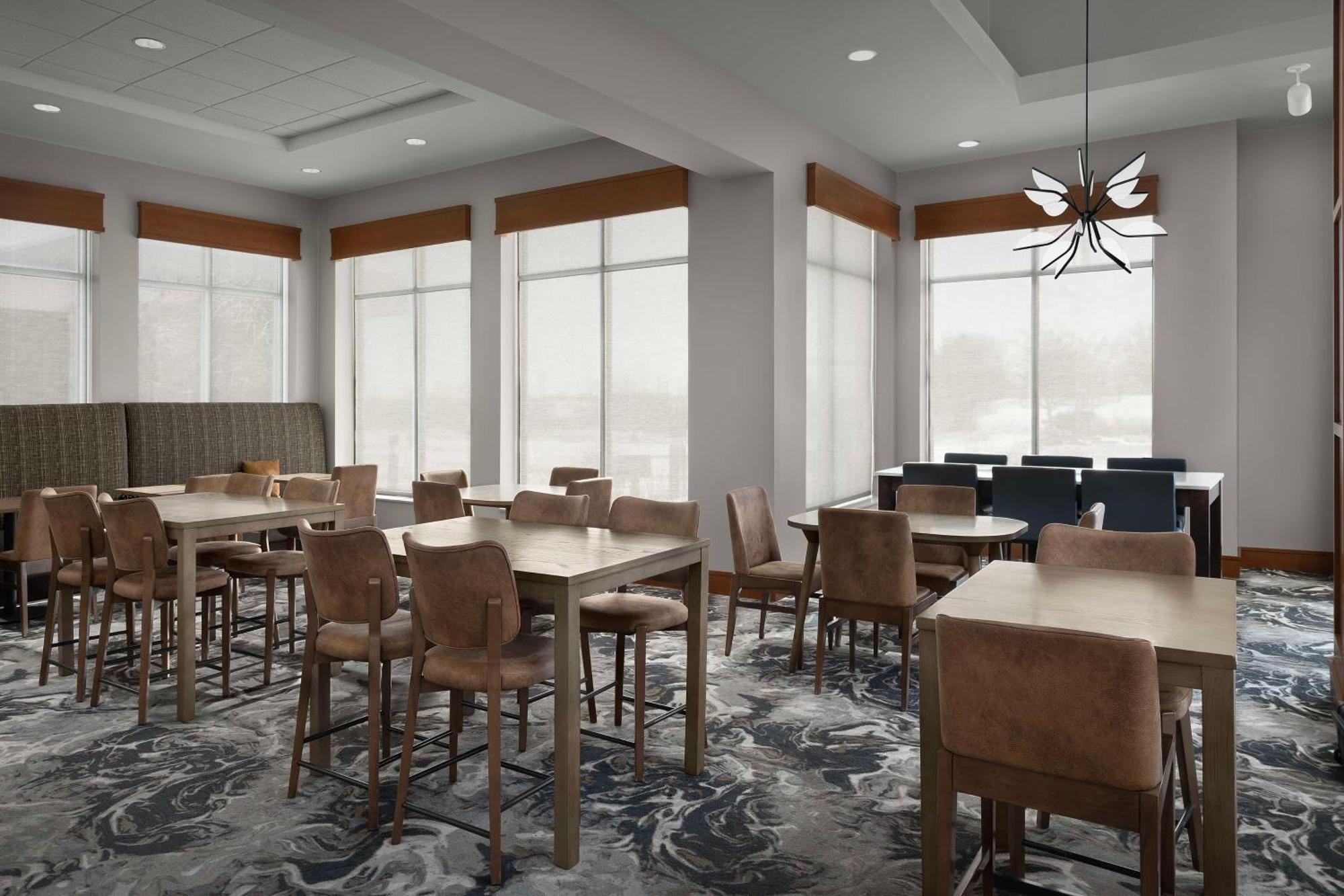Hilton Garden Conference Center Hotel 3*